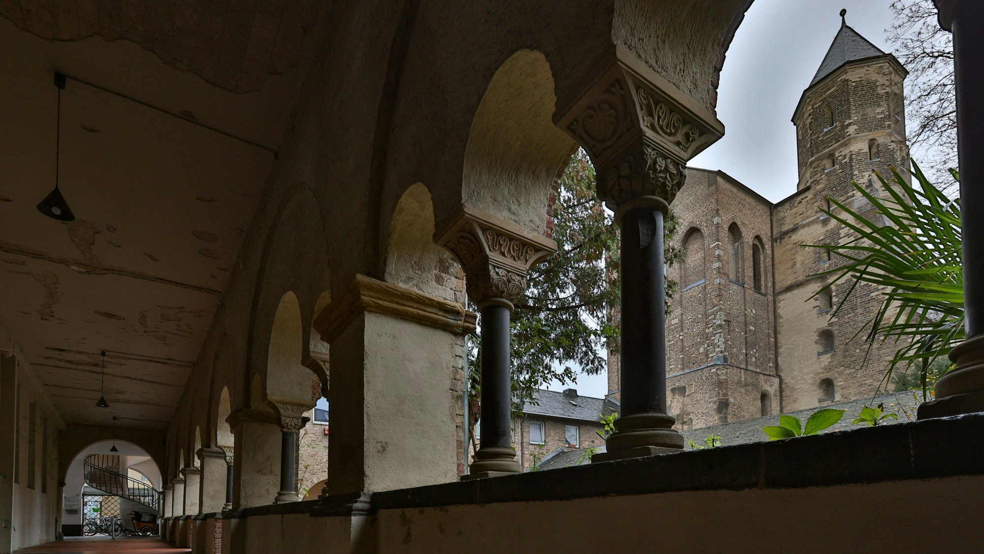 Blick auf die Kirche Sankt Maria im Kapitol durch Säulen hindurch