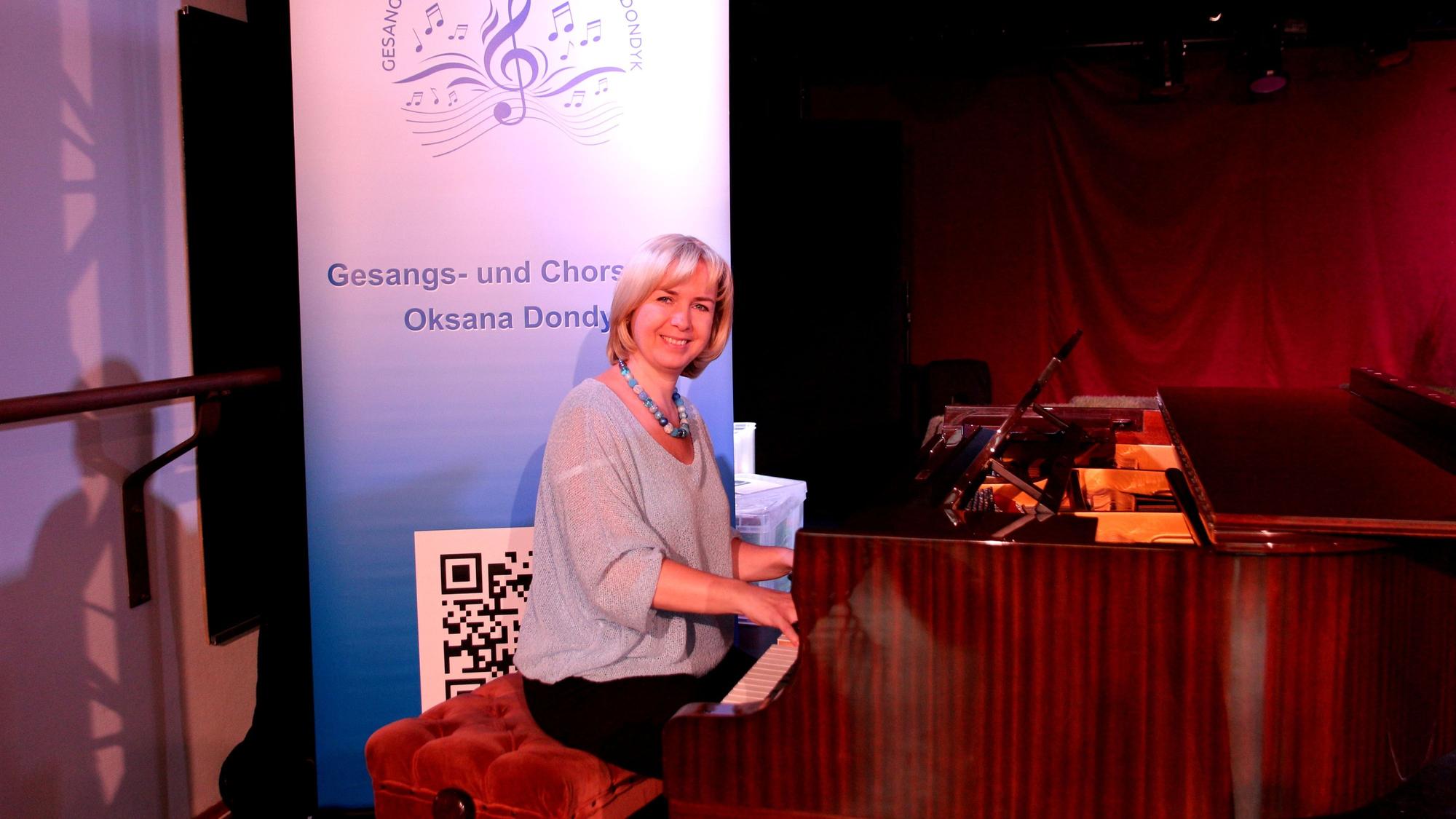 Eine Frau sitzt an einem Klavier.