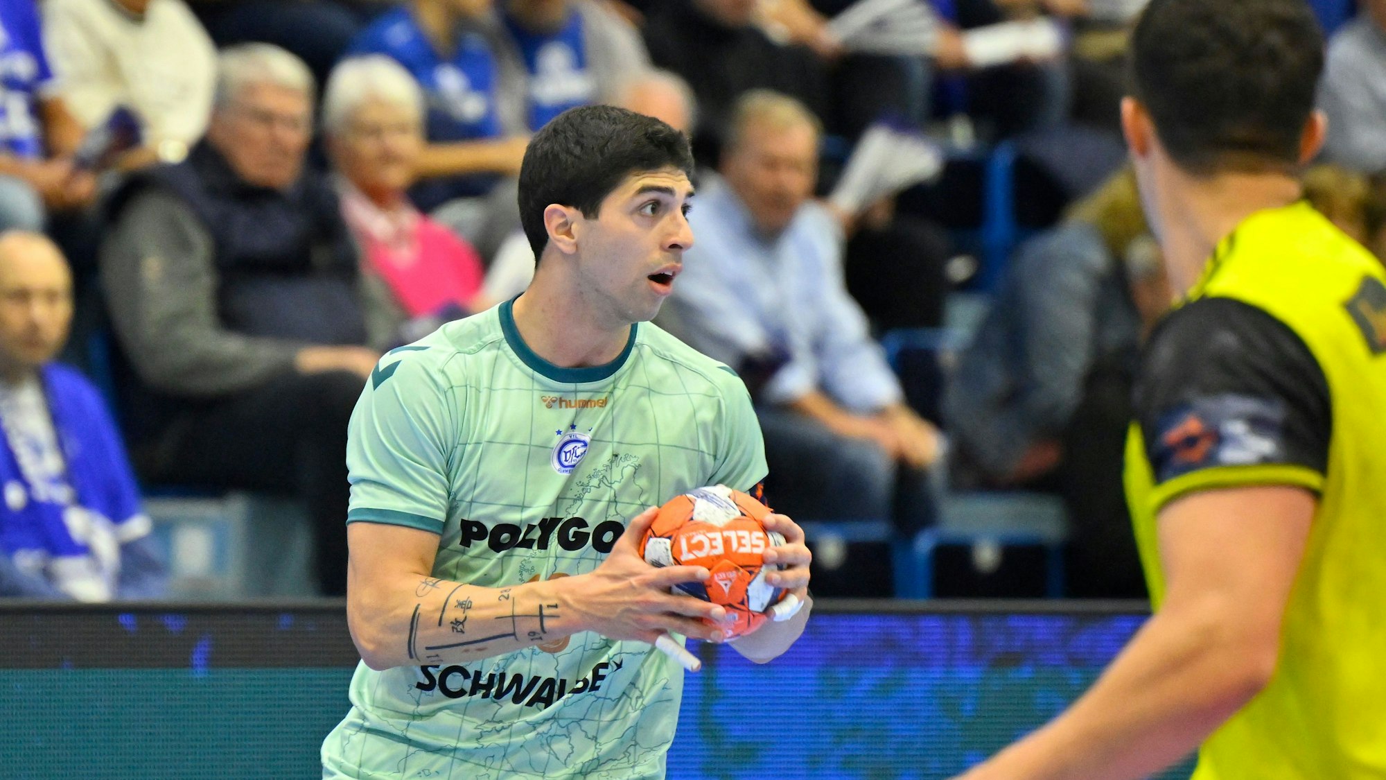 Handballer Giorgi Tskhovrebadze, mit einem Ball in der Hand.