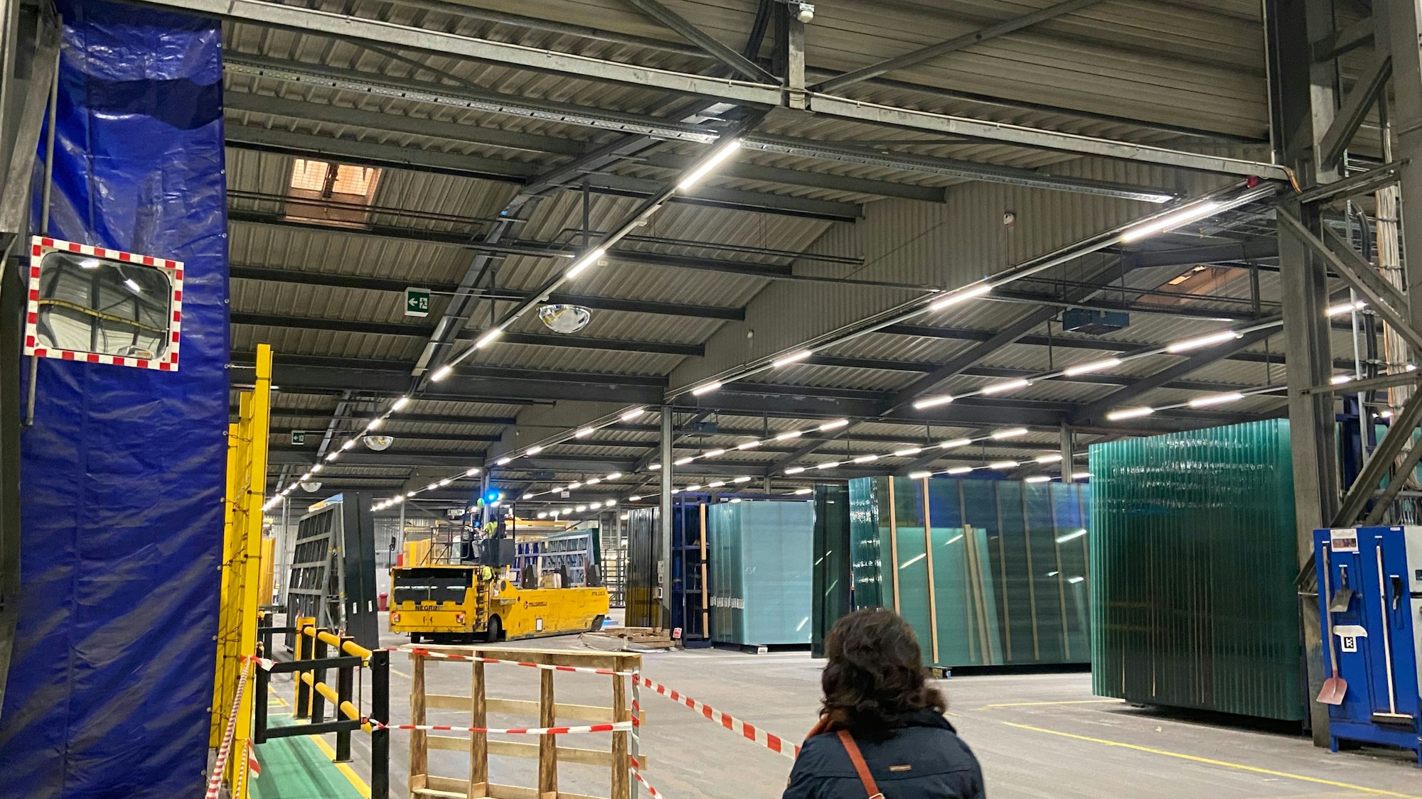 Blick in eine Industriehalle, in der fertige Glasscheiben gelagert werden.