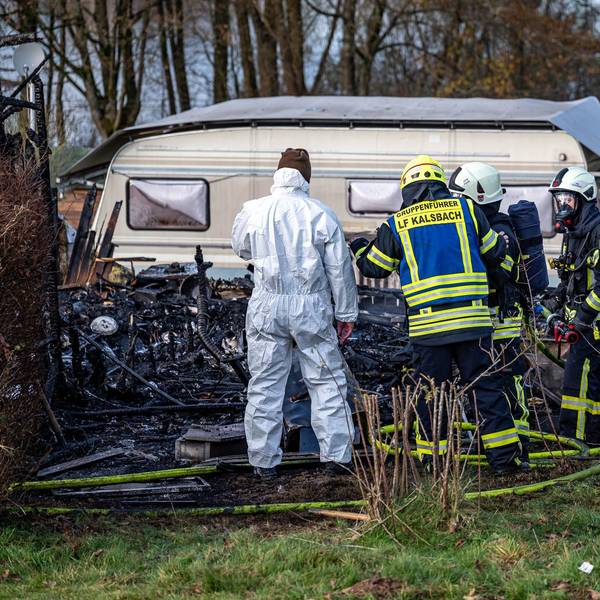 Beamte des Kriminalkommissariat 1 aus Gummersbach untersuchen den Brandort akribisch.