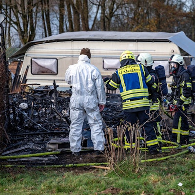 Beamte des Kriminalkommissariat 1 aus Gummersbach untersuchen den Brandort akribisch.