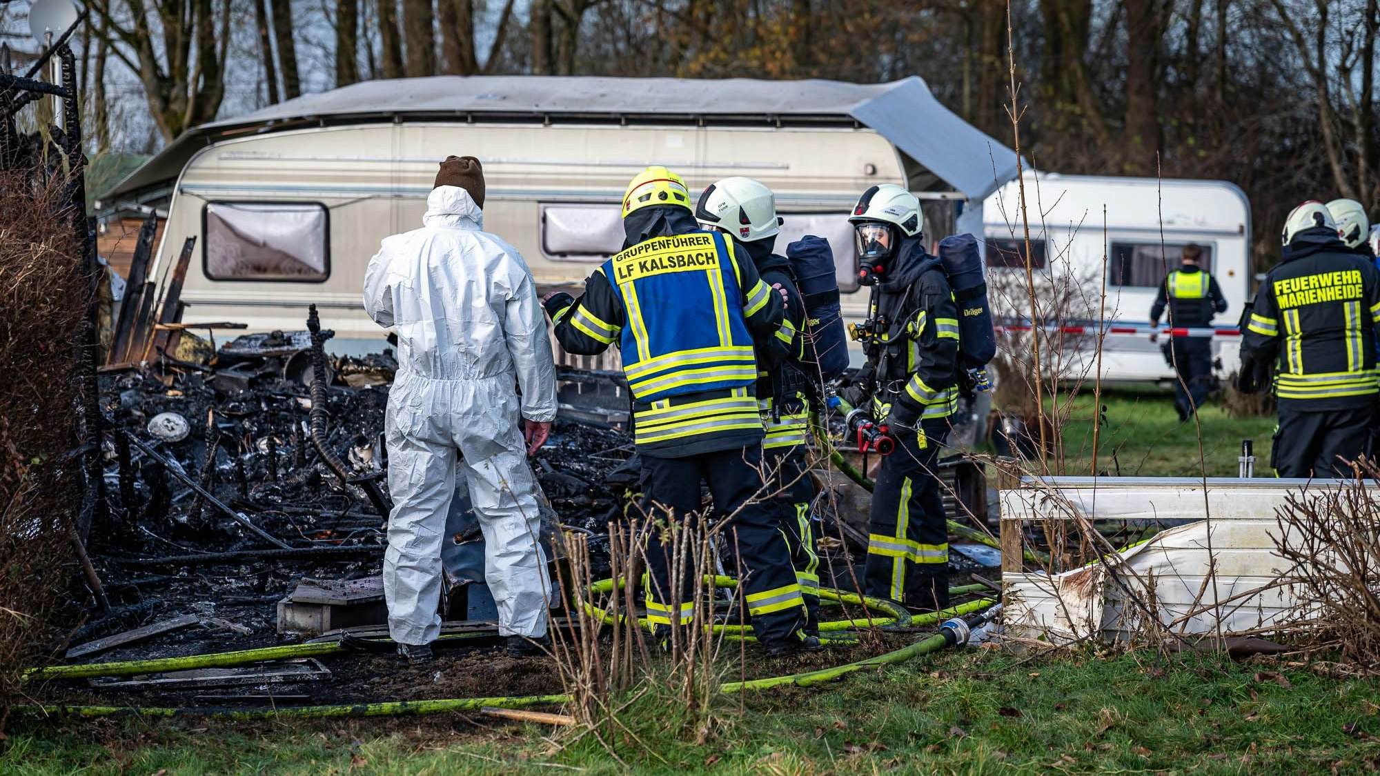 Beamte des Kriminalkommissariat 1 aus Gummersbach untersuchen den Brandort akribisch.