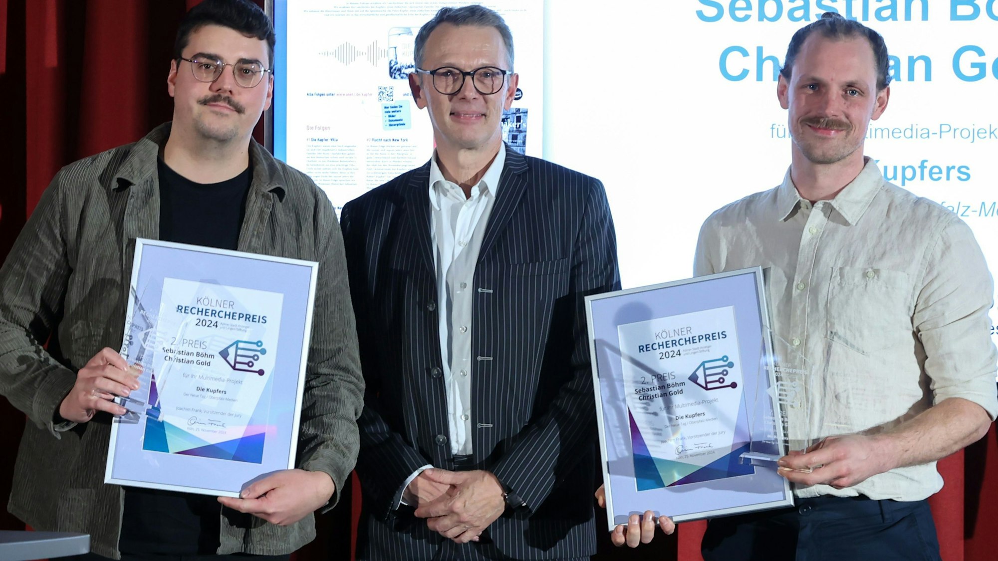 Sebastian Böhm (links) und Christian Gold (rechts), Träger des zweiten Preises, mit Jury-Mitglied und Laudator Werner Schulte