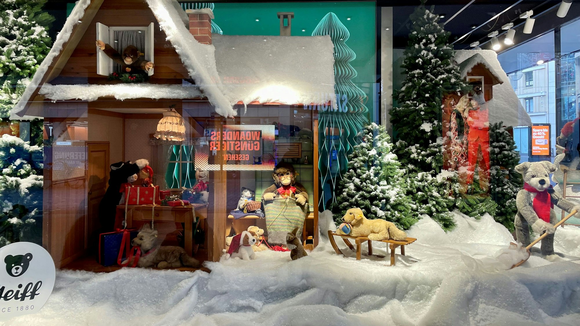 Das Steiff-Weihnachtsfenster im ehemaligen Kaufhof in Köln.