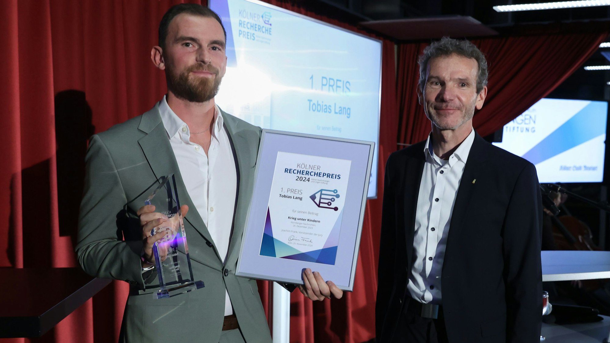 Tobias Lang (links), Träger des ersten Preises, mit Laudator Joachim Frank, Vorsitzender der Jury