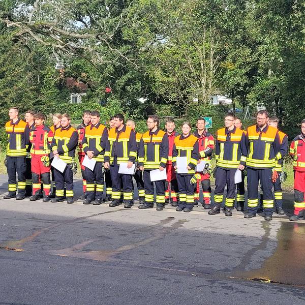 Große Anstrengungen unternahm die Feuerwehr Rösrath bei der Ausbildung (im Bild mit Kameraden aus Overath). So ist die Personalstärke stabil. Doch es gibt Mängel bei der Infrastruktur, die Feuerwehr fordert die Stadt Rösrath zum Handeln auf.