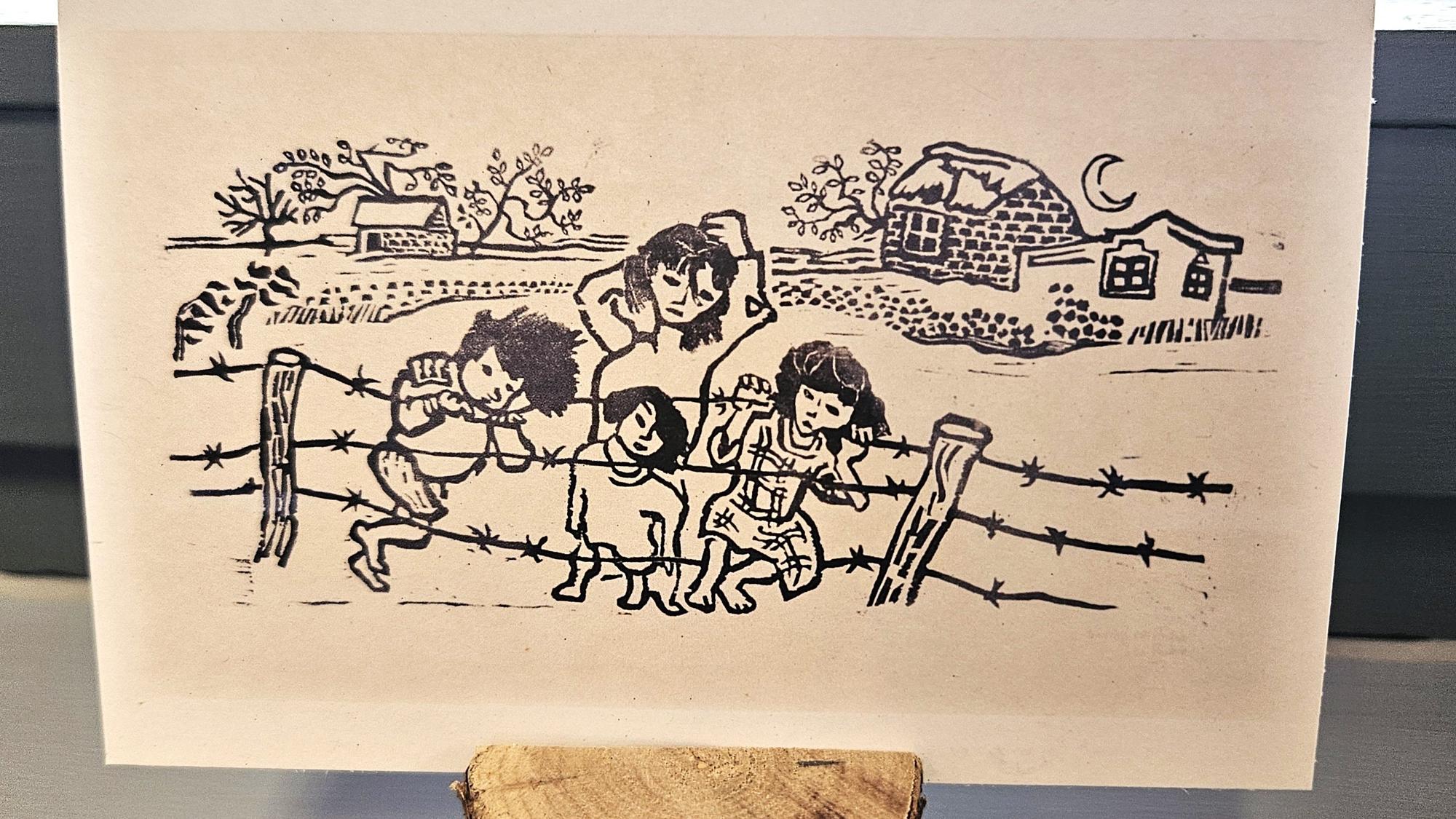 Das Foto zeigt eine Postkarte mit dem Motiv „Kinder am Stacheldrahtzaun“.