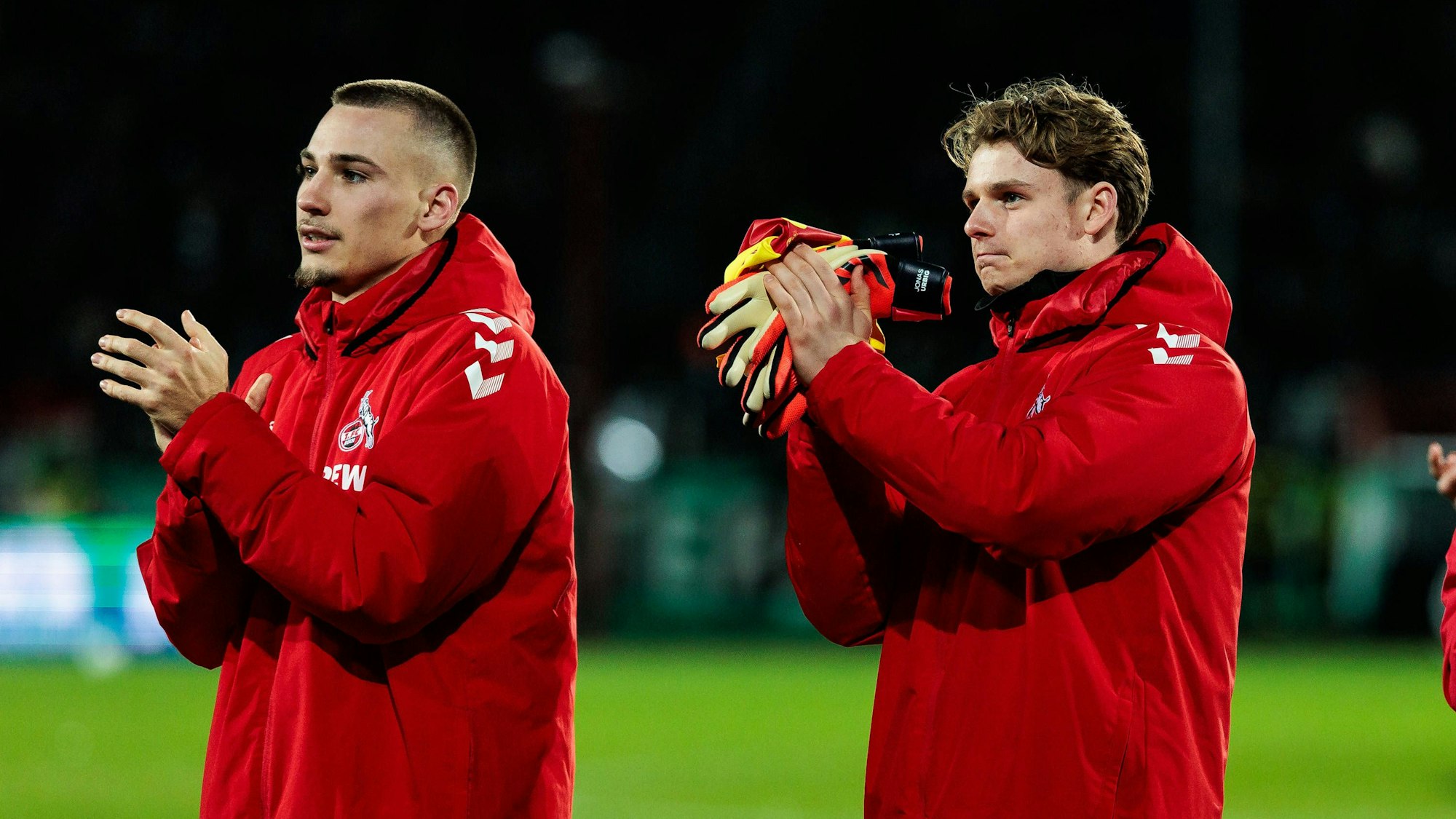 Tim Lemperle und Jonas Urbig bedanken sich nach dem 1:0-Sieg in Münster bei den mitgereisten FC-Fans. Beide Talente drohen dem 1. FC Köln verloren zu gehen.