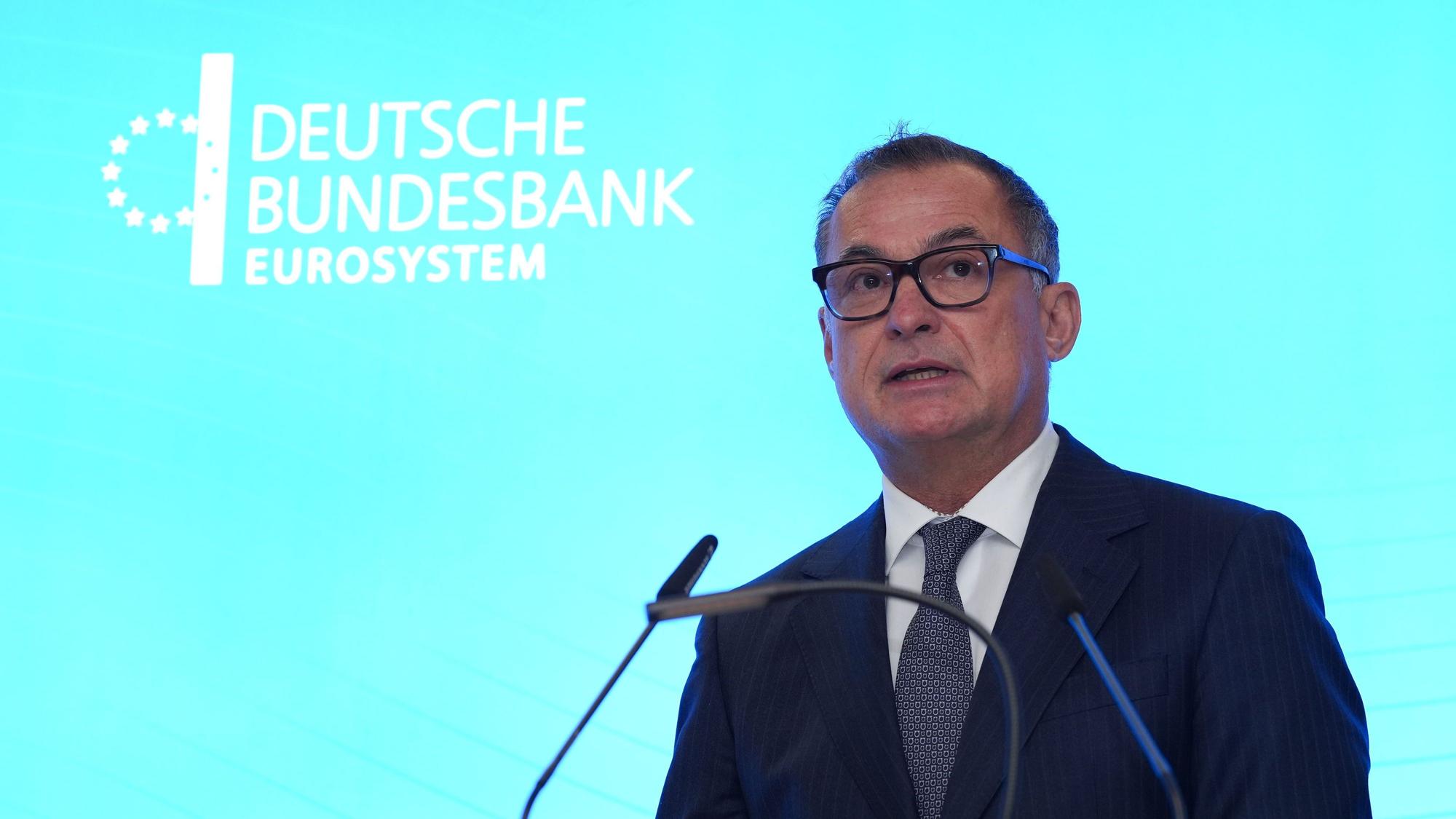ARCHIV - 04.11.2024, Hamburg: Joachim Nagel, Präsident der Deutschen Bundesbank, spricht im Dienstgebäude der Bundesbank.