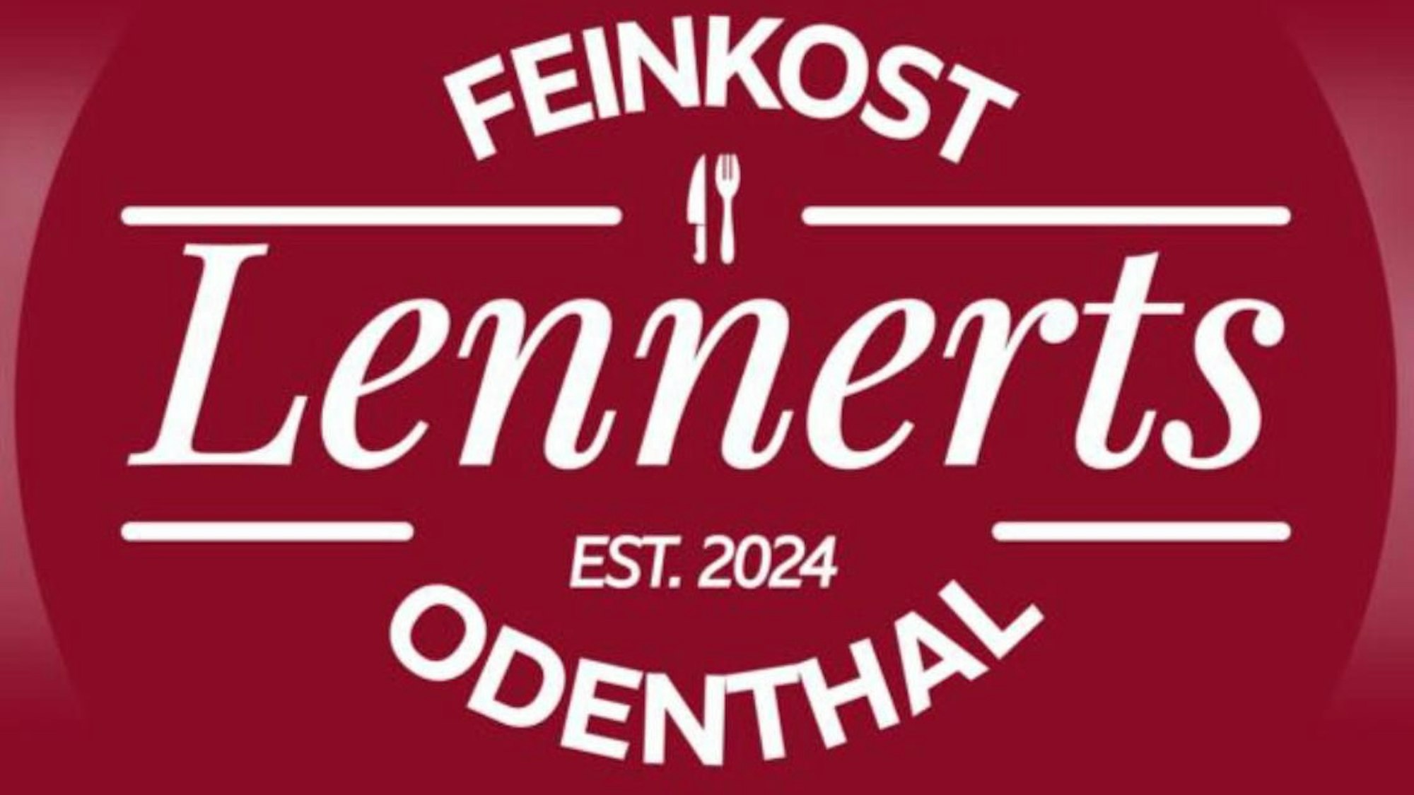Ein rotes Firmenlogo mit der Aufschrift „Feinkost Lennerts Odenthal“, gegründet 2024.