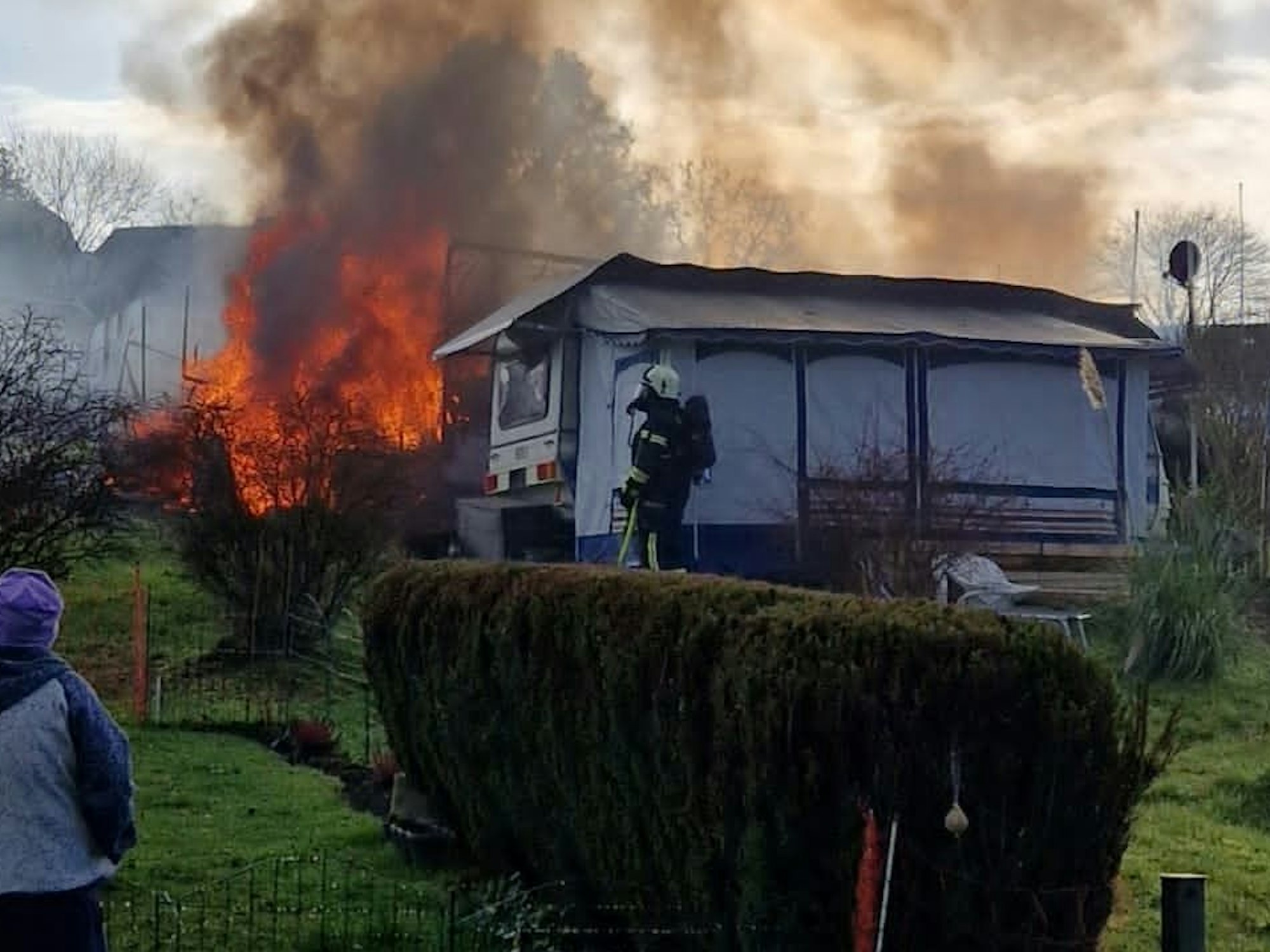 Der Wohnwagen stand komplett in Flammen.