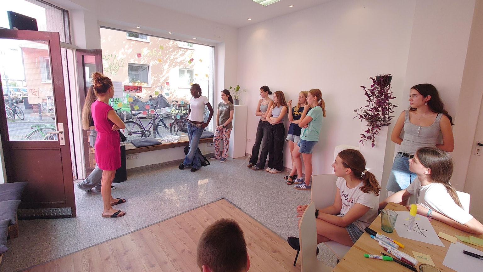 Jugendliche stehen im Kunst- und Ausstellungsraum „&wieder“.