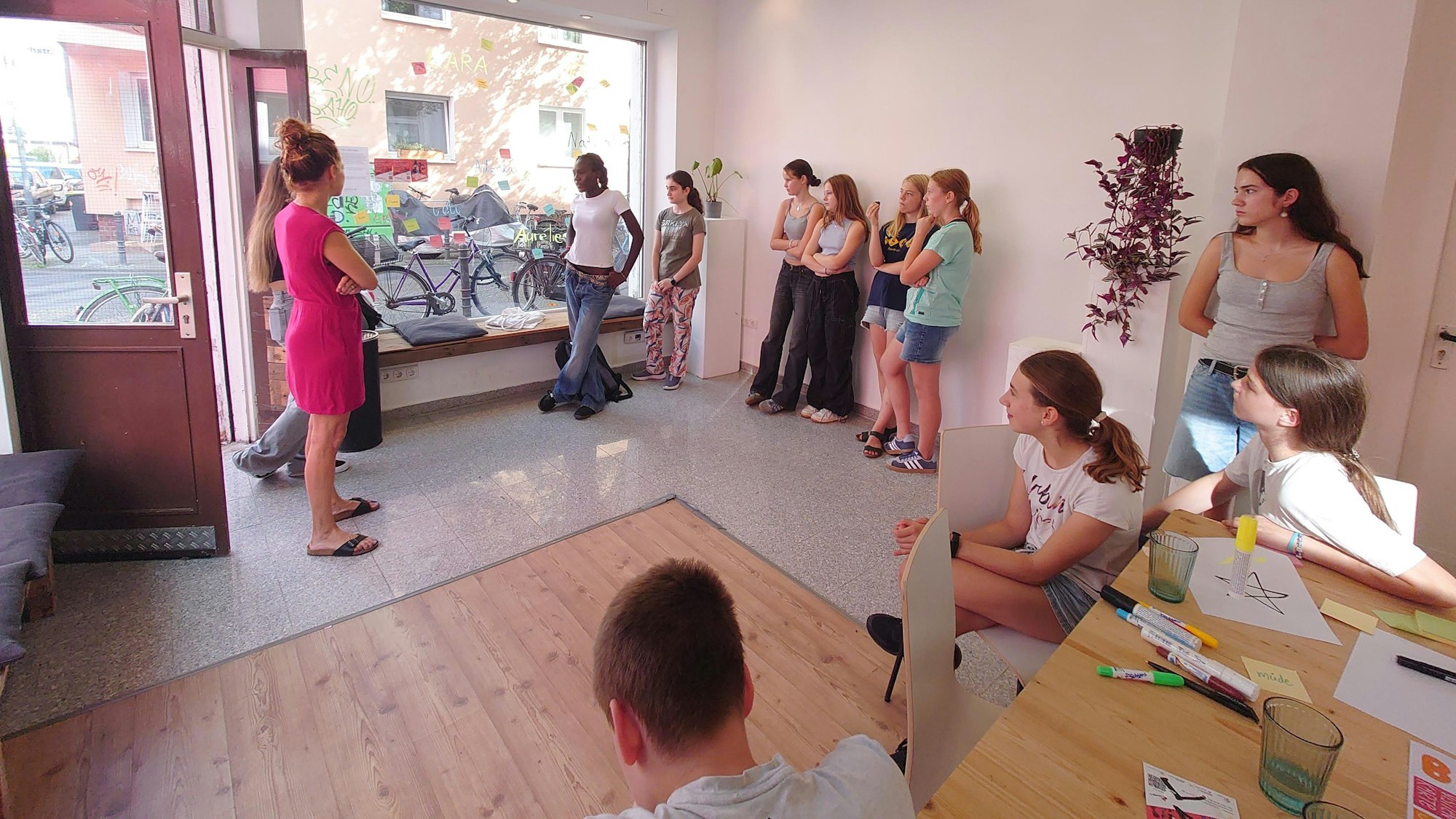 Jugendliche stehen im Kunst- und Ausstellungsraum „&wieder“.