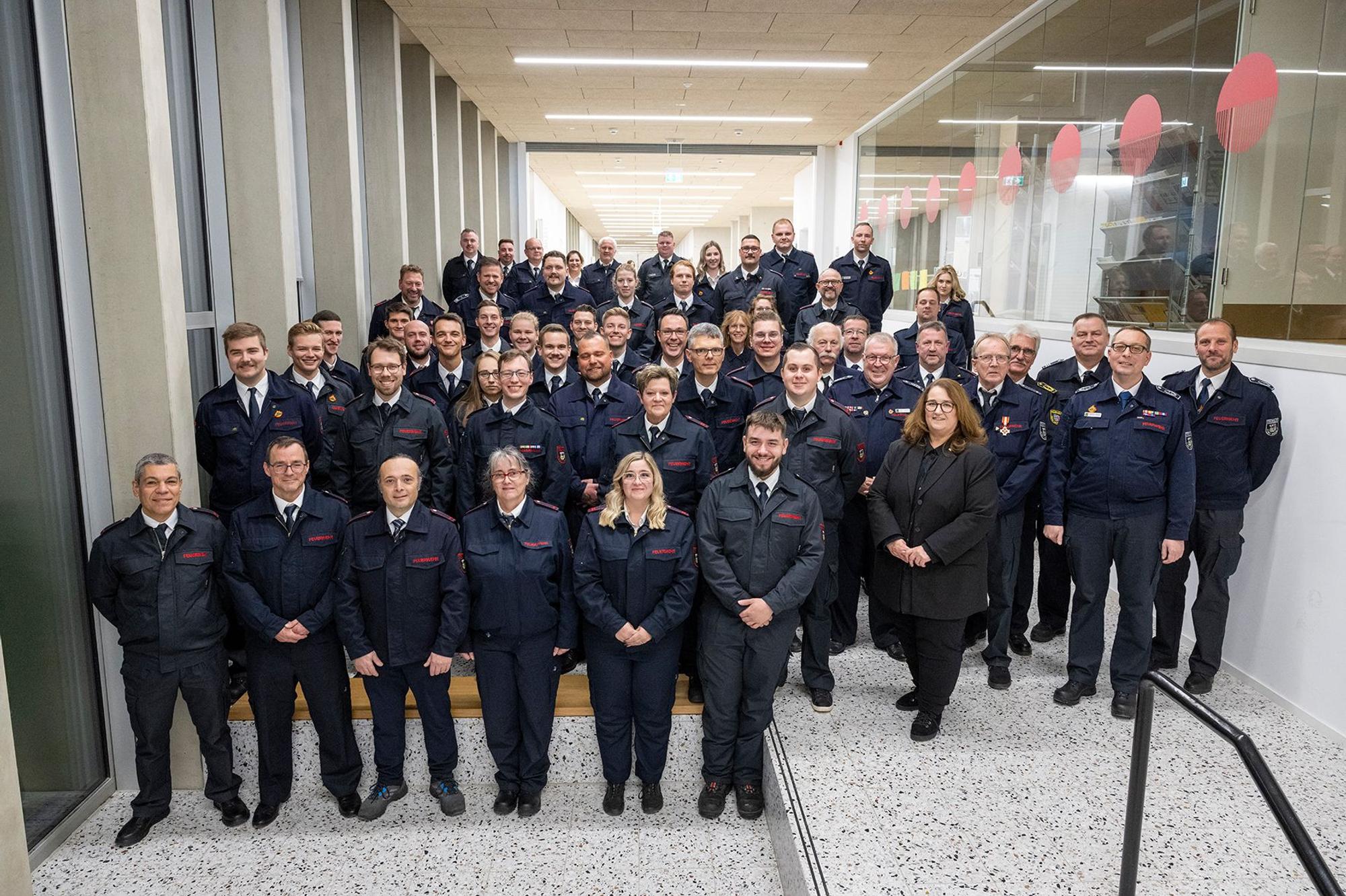 Bei ihrer Jahreshauptversammlung traf die Feuerwehr Rösrath auch auf Bürgermeisterin Bondina Schulze.