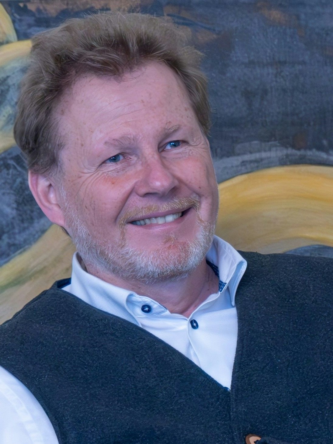 Ein Mann vor einem Bild