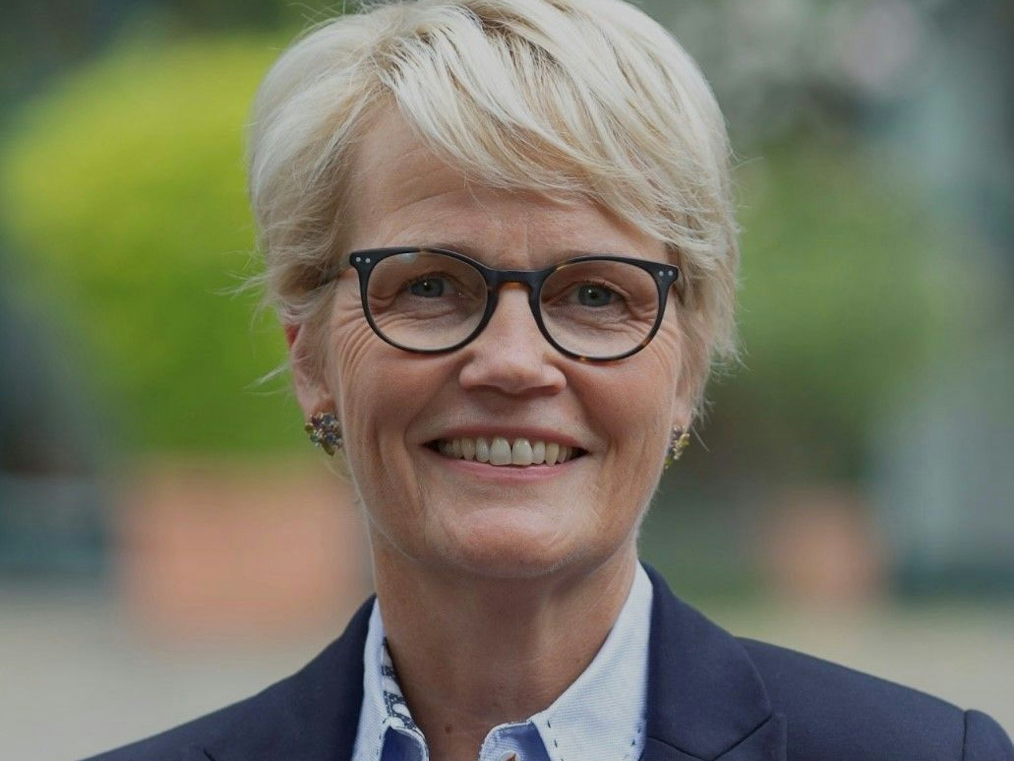 Auf dem Bild ist ein Portrait der Fraktionsvorsitzenden der FDP Frechen zu sehen.