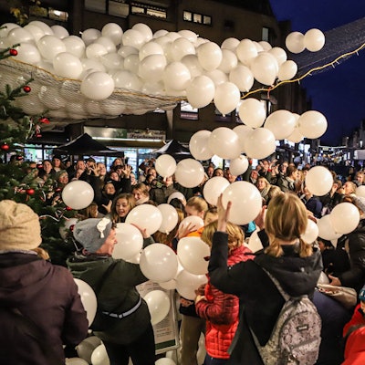 Über 100 Ballons fielen zu Eröffnung des Opladener Weihnachtsmarkt vom Himmel.