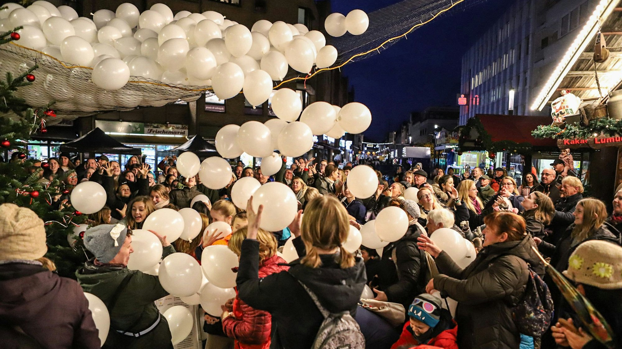 Über 100 Ballons fielen zu Eröffnung des Opladener Weihnachtsmarkt vom Himmel.