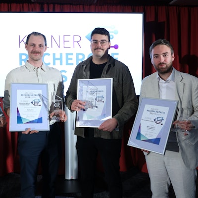 Die Preisträger des Kölner Recherchepreises 2024 mit ihren Urkunden.