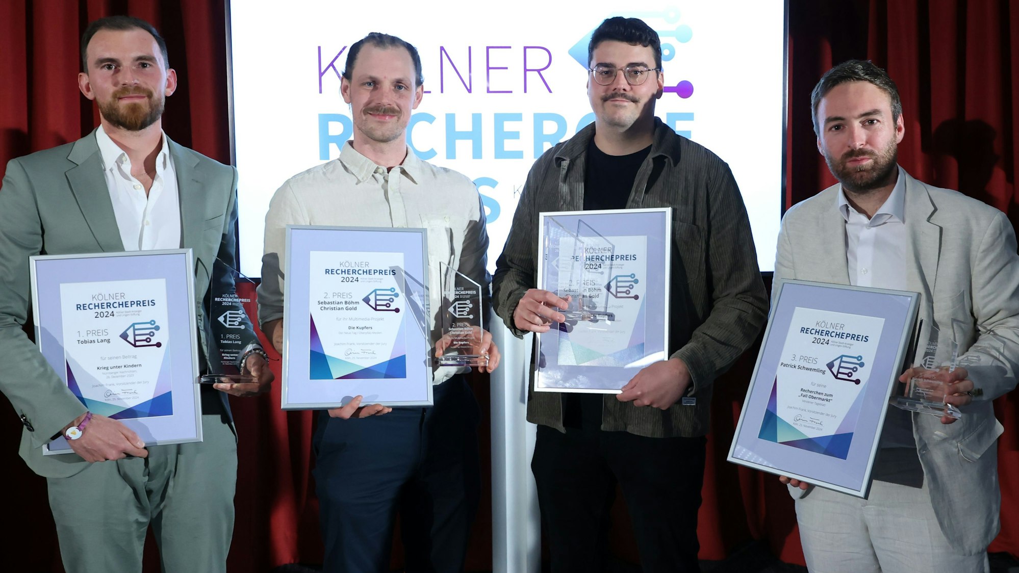 Die Preisträger des Kölner Recherchepreises 2024 mit ihren Urkunden.