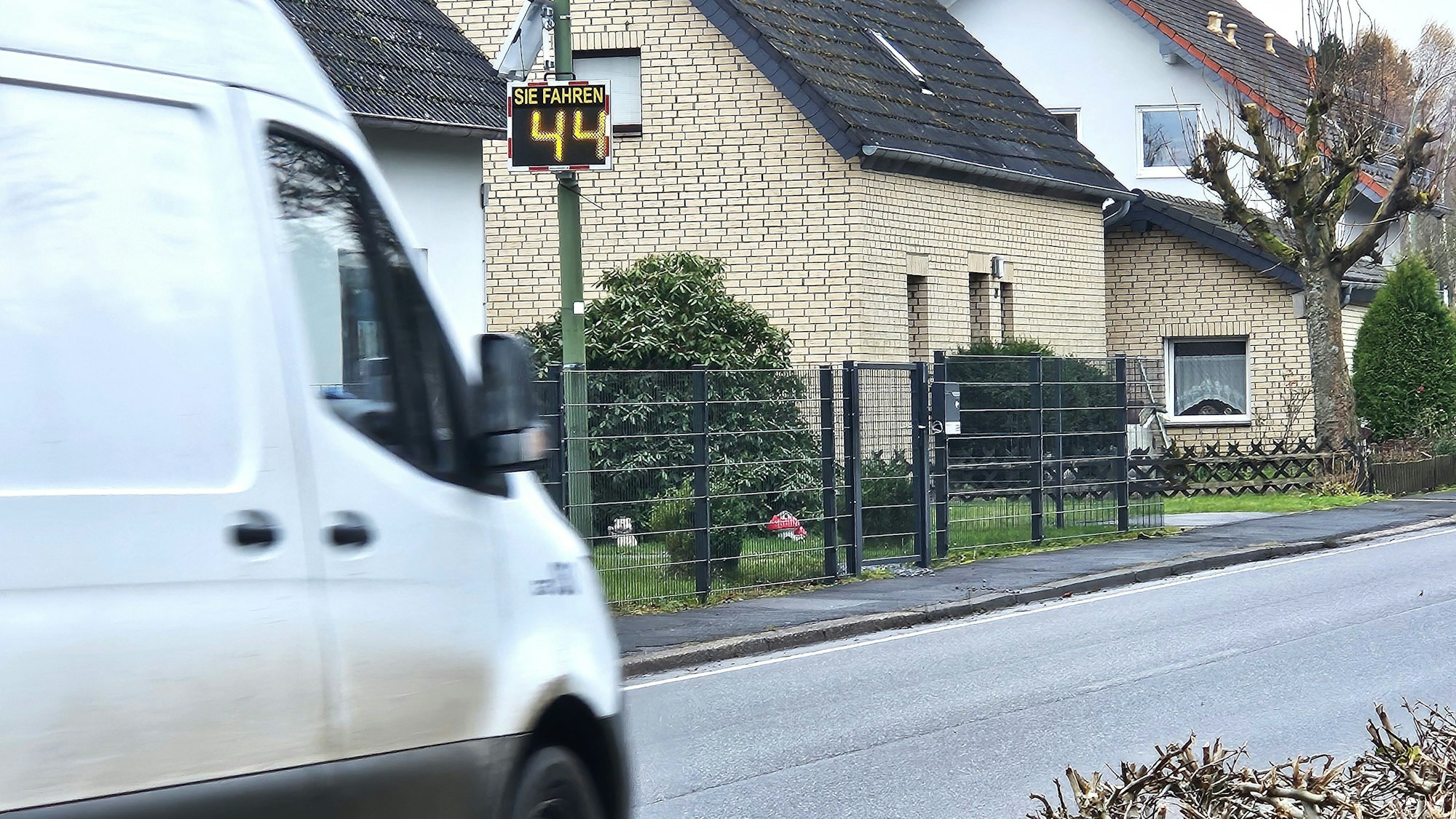 Das Foto zeigt das Messgerät in Broich, an dem gerade ein Lieferwagen vorbeifährt.