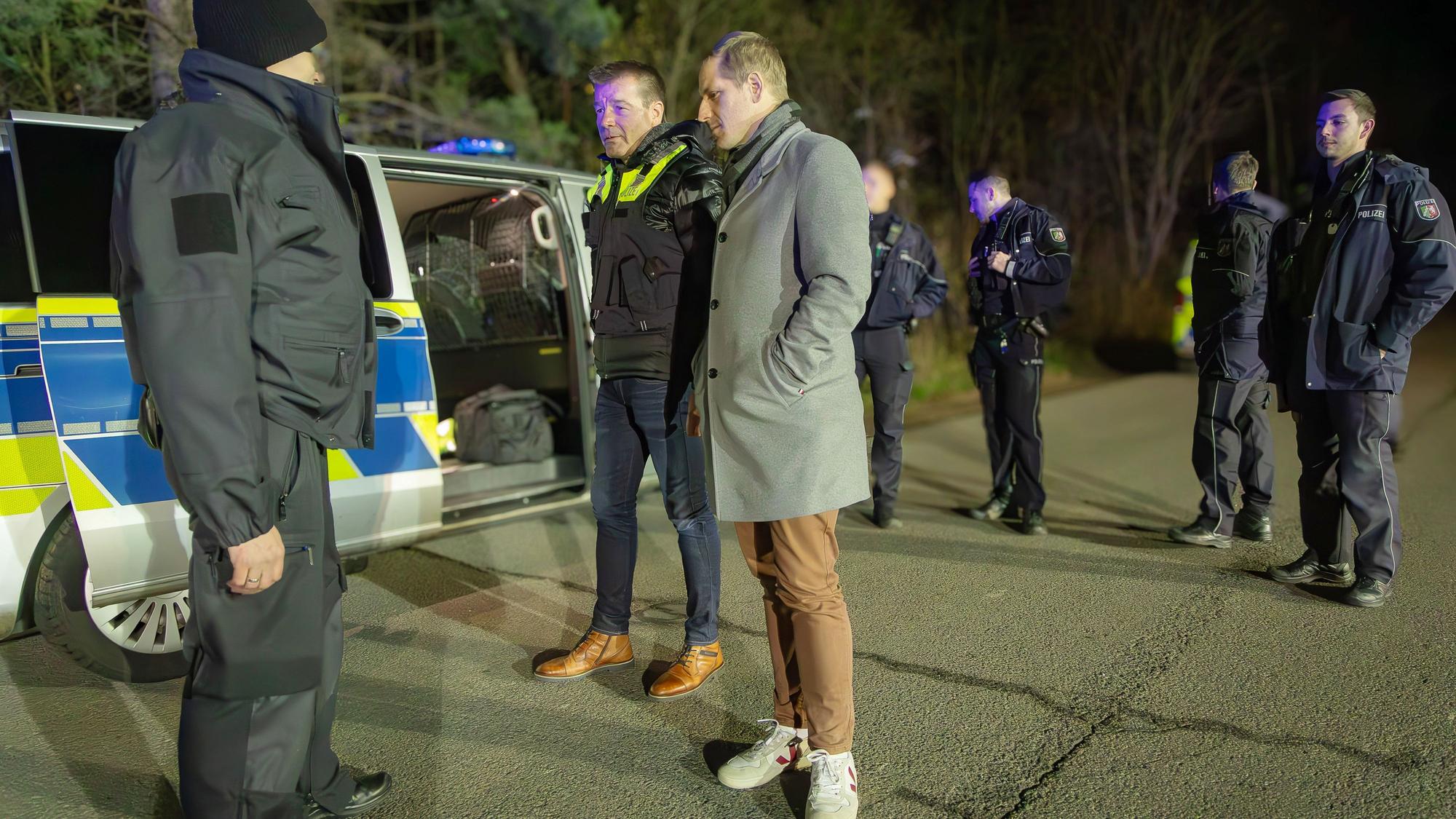 Der Landrat im Gespräch mit Polizisten, die an der Aktion beteiligt waren.