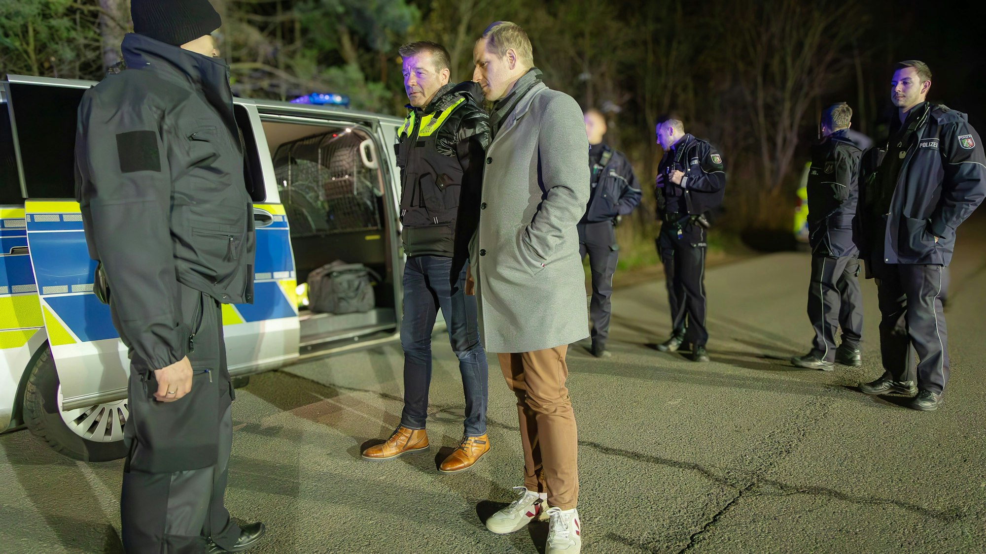 Der Landrat im Gespräch mit Polizisten, die an der Aktion beteiligt waren.