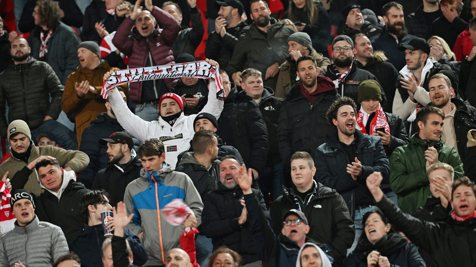 Stuttgarter Fans im Gästeblock vor Spielbeginn in Belgrad.