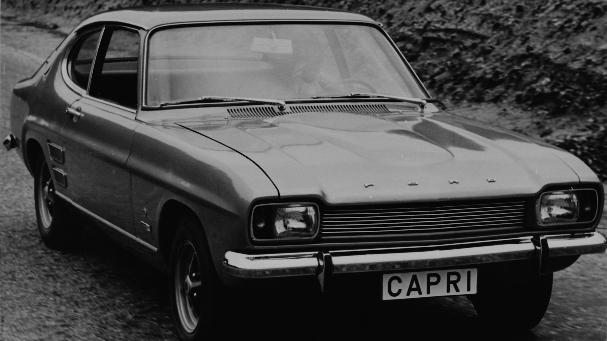 Schwarzweißfoto eines Ford Capri aus dem Jahr 1969
