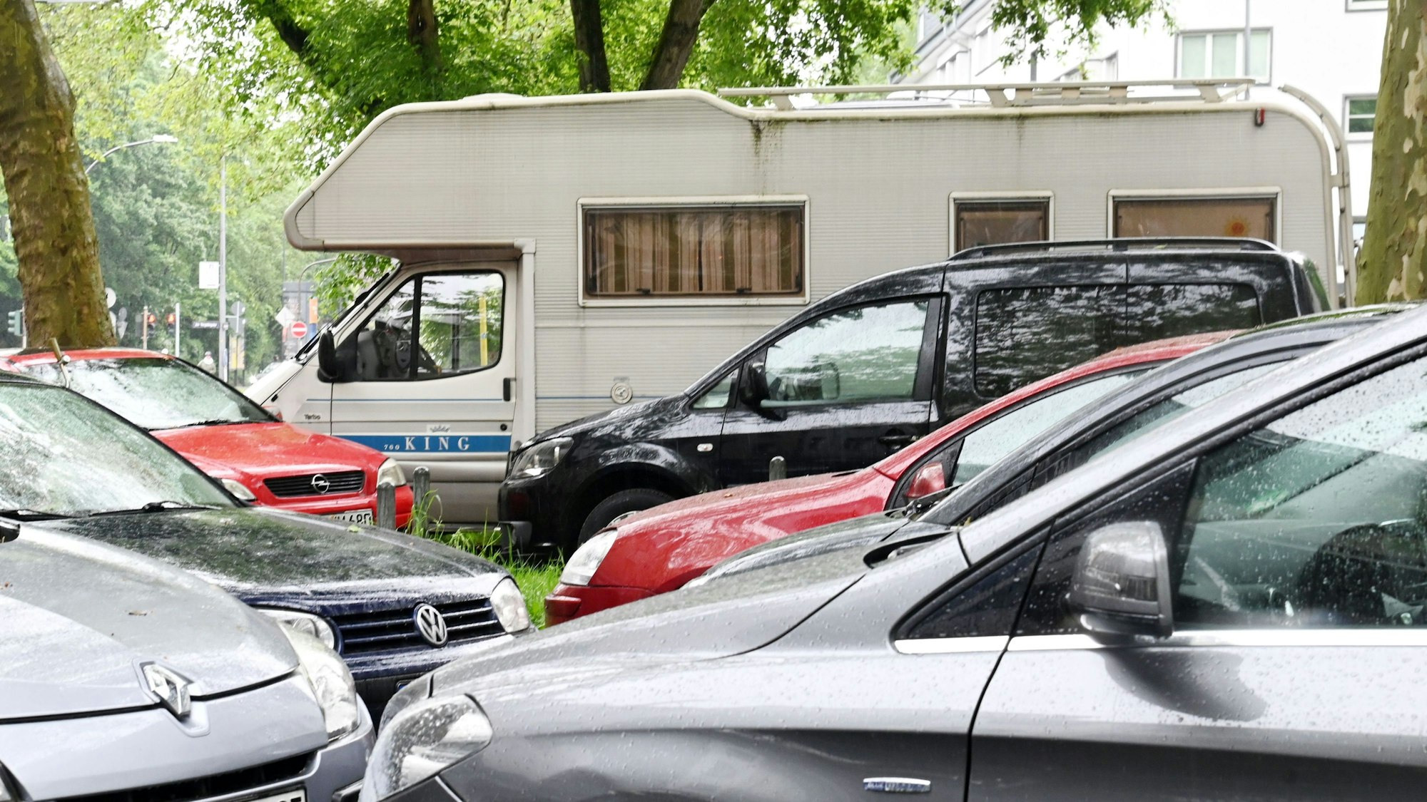 Wohnmobile und Wohnanhänger (Wohnwagen) parken am Straßenrand im öffentlichen Verkehrsraum.