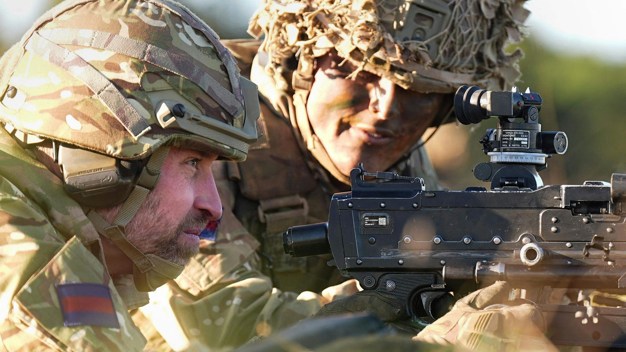 Prinz William benutzt ein Mehrzweck-Maschinengewehr (GPMG) mit einem Mitglied des 1. Bataillons der Welsh Guards.