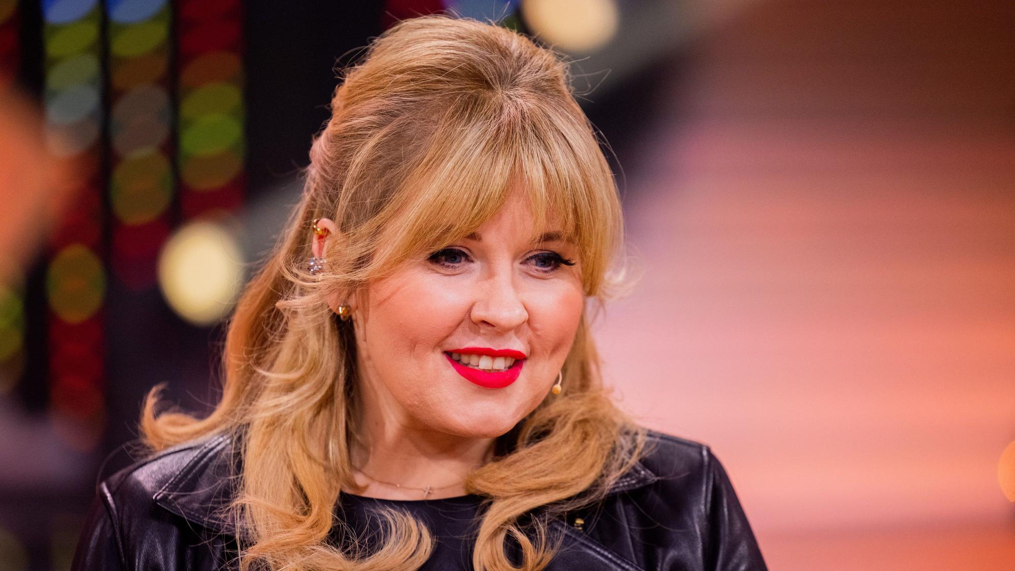 Maite Kelly steht im TV-Studio.