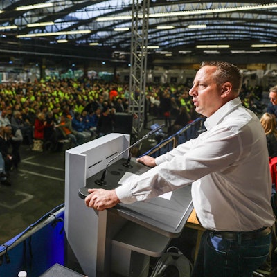 Betriebsrat Benjamin Gruschka spricht zur Ford-Belegschaft.