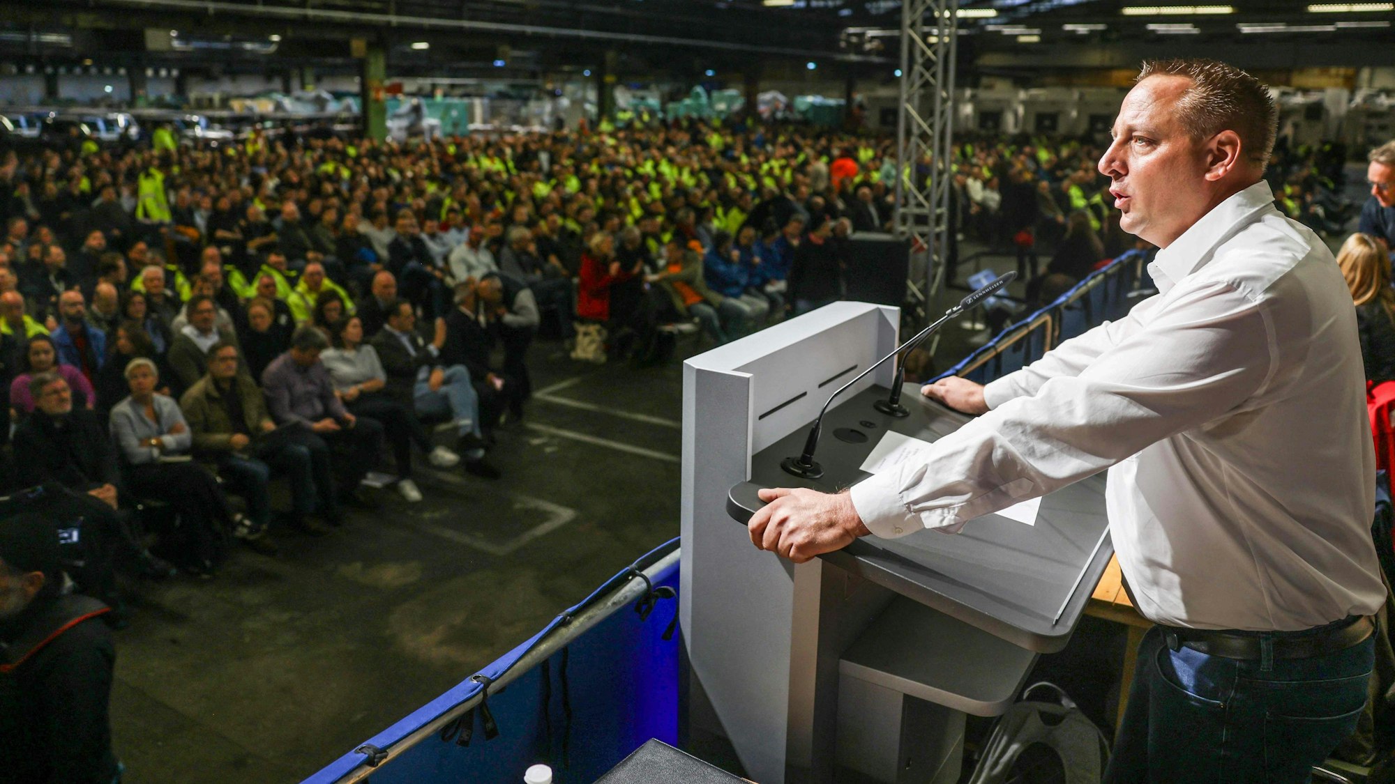 Betriebsrat Benjamin Gruschka spricht zur Ford-Belegschaft.