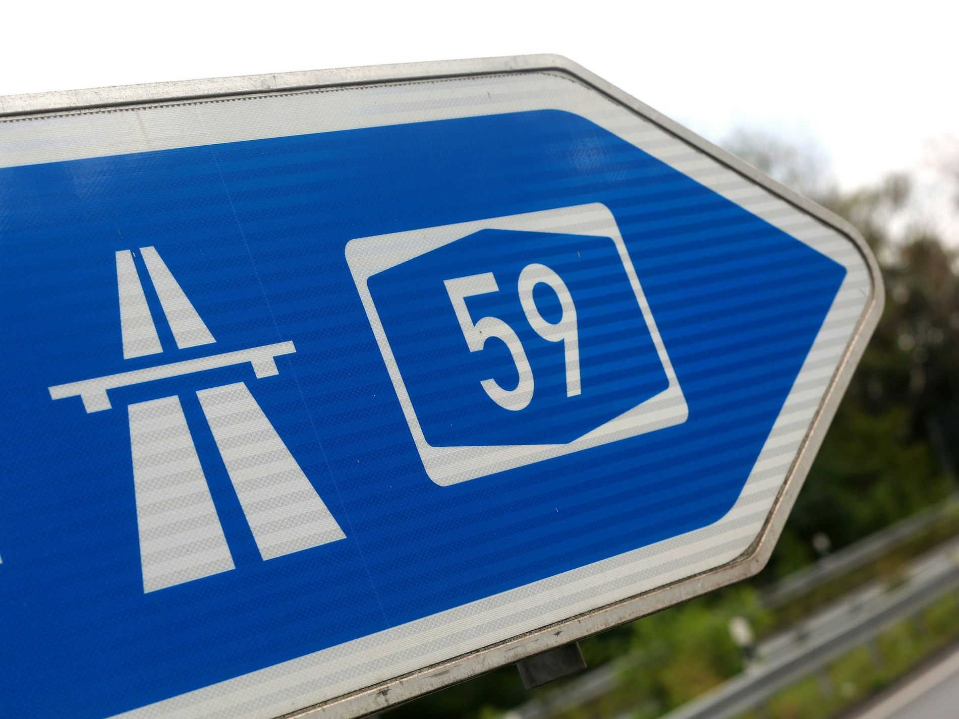 ARCHIV - 11.09.2019, Nordrhein-Westfalen, Duisburg: Ein Autobahnschild der A59 bei Duisburg.  (zu dpa: «Arbeiten an Autobahnkreuz: Umleitungen zum zweiten Advent») Foto: Roland Weihrauch/dpa +++ dpa-Bildfunk +++