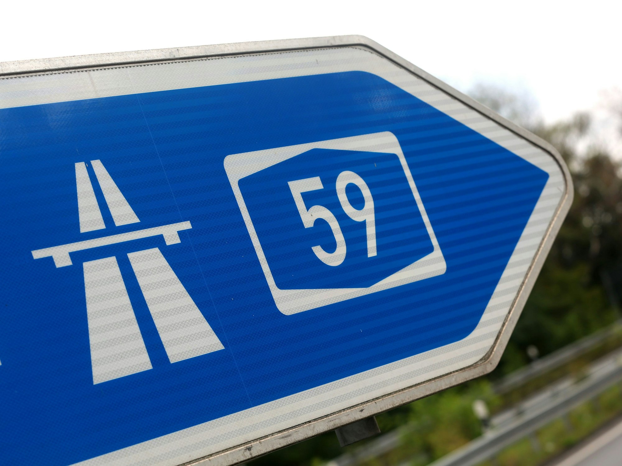 ARCHIV - 11.09.2019, Nordrhein-Westfalen, Duisburg: Ein Autobahnschild der A59 bei Duisburg. (zu dpa: «Arbeiten an Autobahnkreuz: Umleitungen zum zweiten Advent») Foto: Roland Weihrauch/dpa +++ dpa-Bildfunk +++
