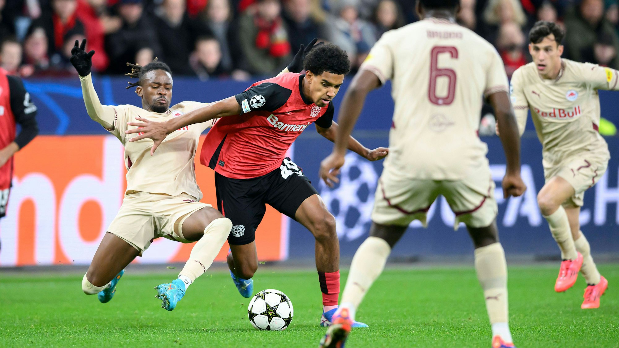 v.l. Daouda GUINDO RBS, Francis ONYEKA LEV, Samson BAIDOO RBS, Nicolas CAPALDO RBS Aktion, Zweikampf, Fussball Champions League, 5. Spieltag, Bayer 04 Leverkusen LEV - RB Salzburg RBS 5:0, am 26.11.2024 in Leverkusen/ Deutschland. UEFA regulations prohibit any use of photographs as image sequences and/or quasi-video  *** v l Daouda GUINDO RBS , Francis ONYEKA LEV , Samson BAIDOO RBS , Nicolas CAPALDO RBS Action, duel, Football Champions League, Matchday 5, Bayer 04 Leverkusen LEV RB Salzburg RBS 5 0, on 26 11 2024 in Leverkusen Germany UEFA regulations prohibit any use of photographs as image sequences and or quasi video Â