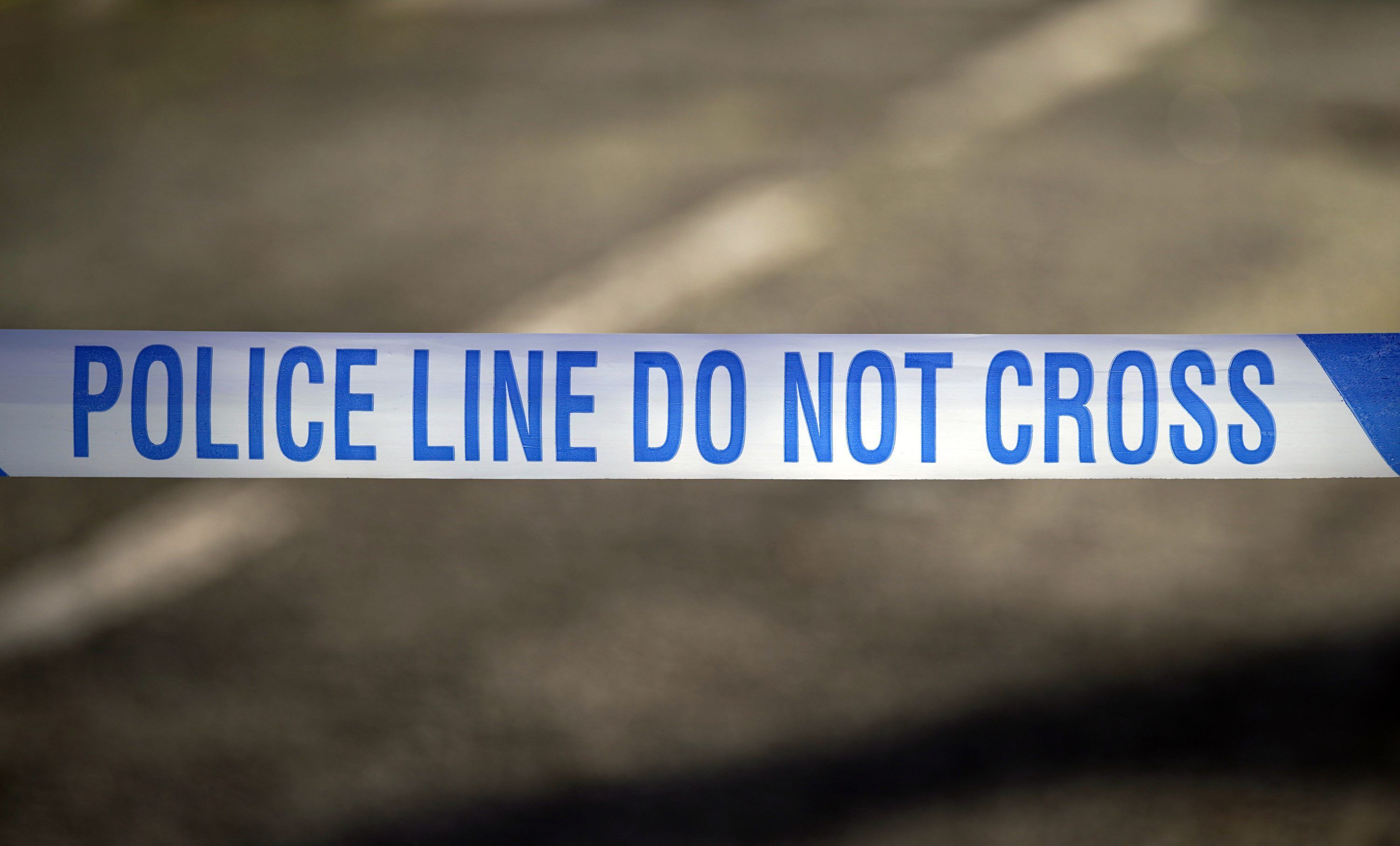 Ein Absperrband der britischen Polizei.