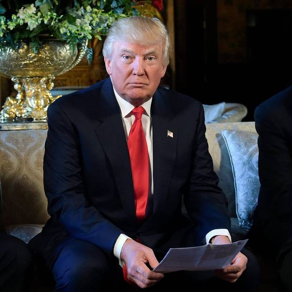 Donald Trump (l.) im Februar 2017 mit Keith Kellogg in Mar-a-Lago