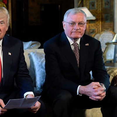 Donald Trump (l.) im Februar 2017 mit Keith Kellogg in Mar-a-Lago