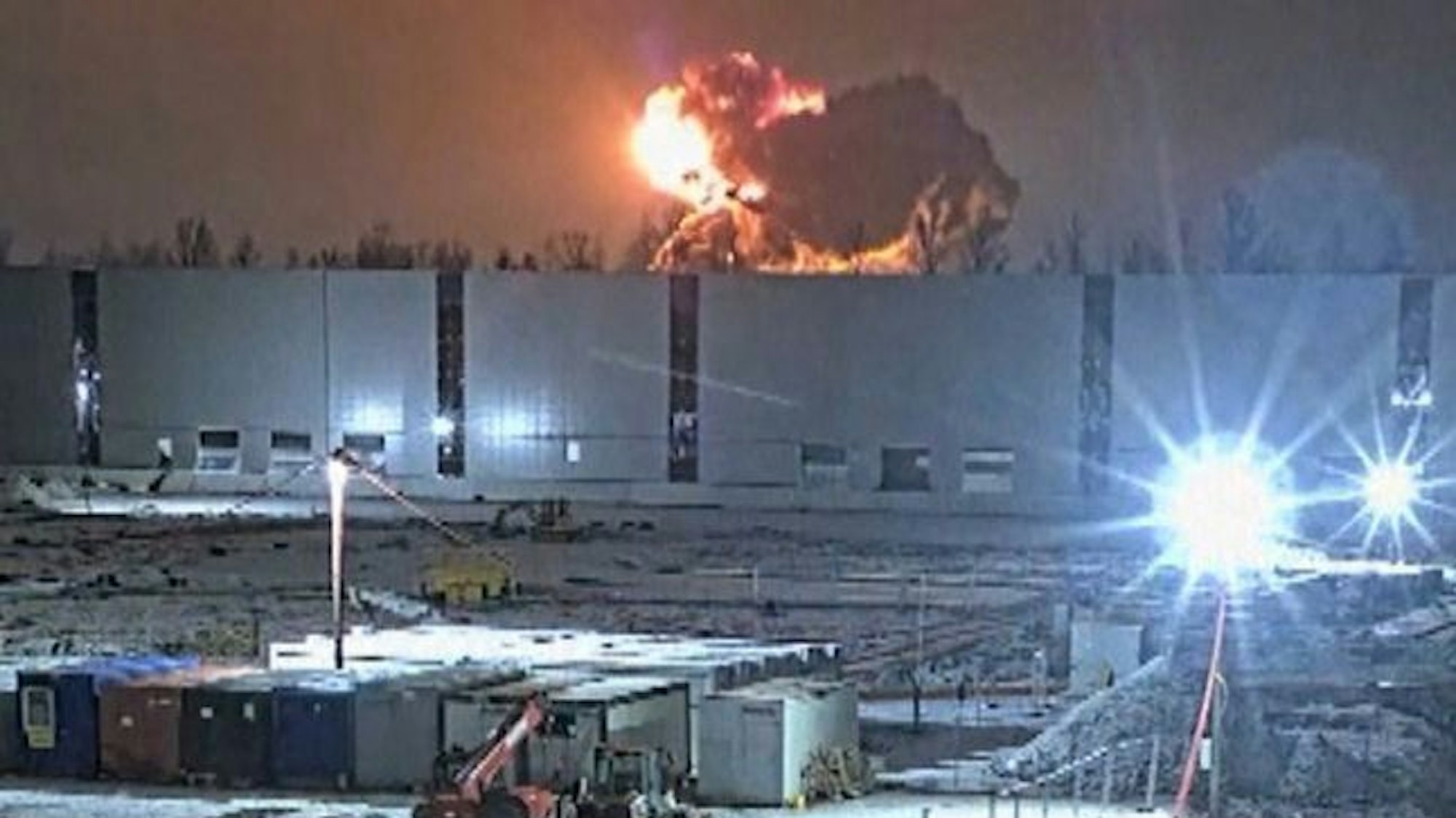 Ein Video-Screenshot zeigt einen Feuerball in der Nähe von Vilnius nach dem Absturz einer DHL-Transportmaschine.