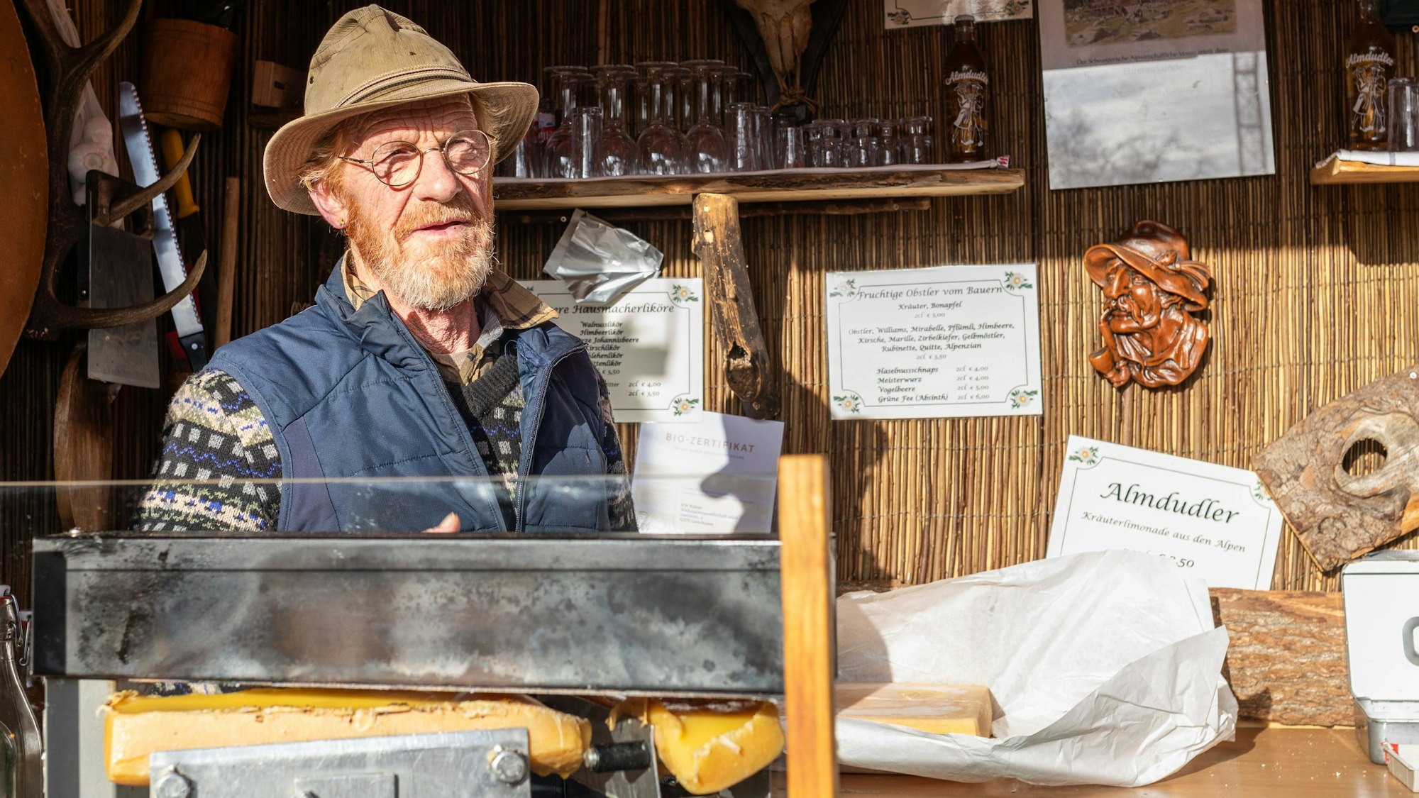 Volker Oppold steht hinter der Theke seines Standes.