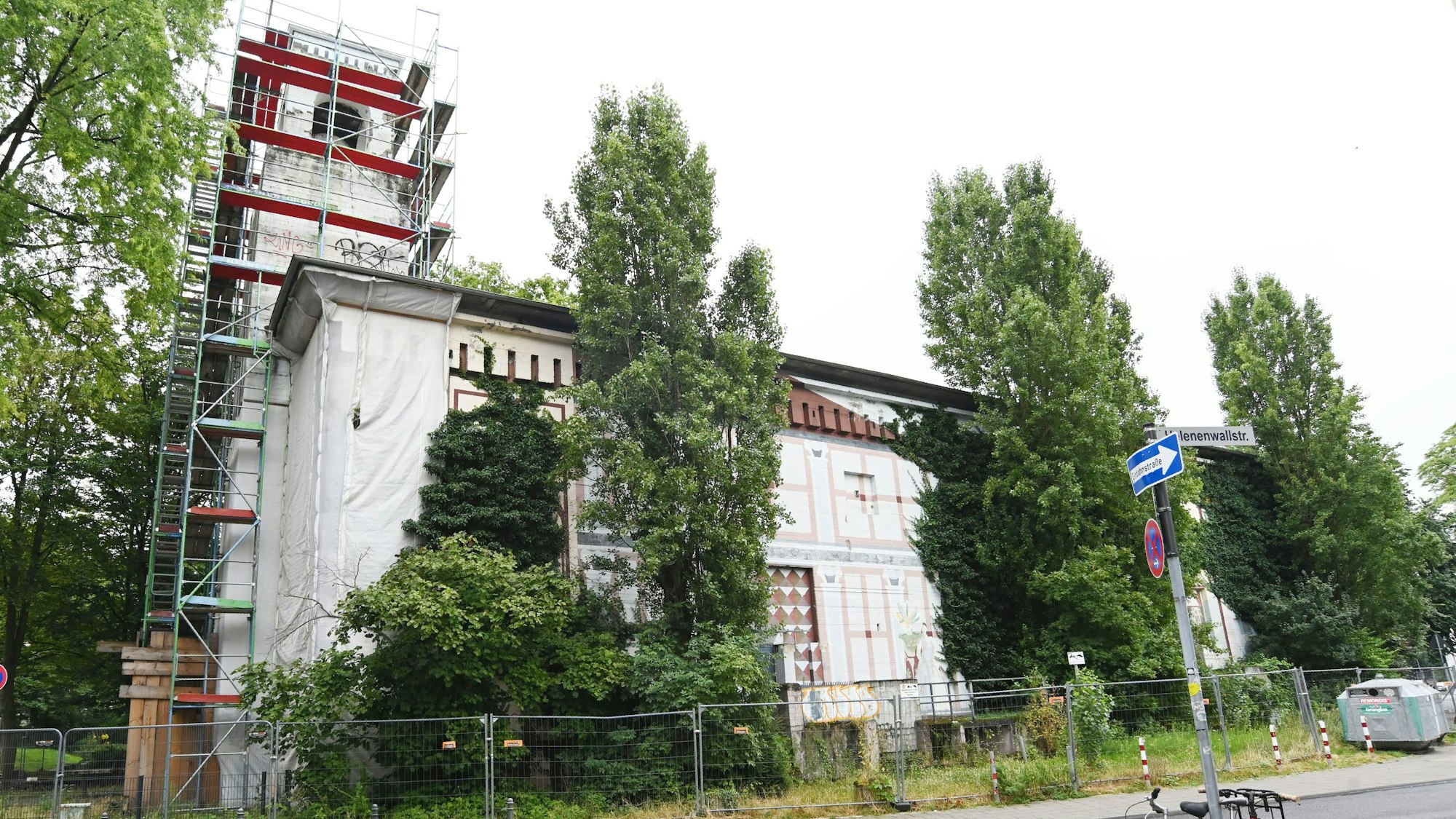 12.07.2024 Köln. Der Hochbunker an der Helenenwallstraße. In dem aufgrund der Bauform auch als Kirchenbunker bezeichneten Bauwerk lagern Exponate aus einem Kölner Museum. Jetzt müssen hier Schäden ausgebessert werden, die Stadt kalkuliert mit 275.000 Euro Kosten dafür. Foto: Alexander Schwaiger