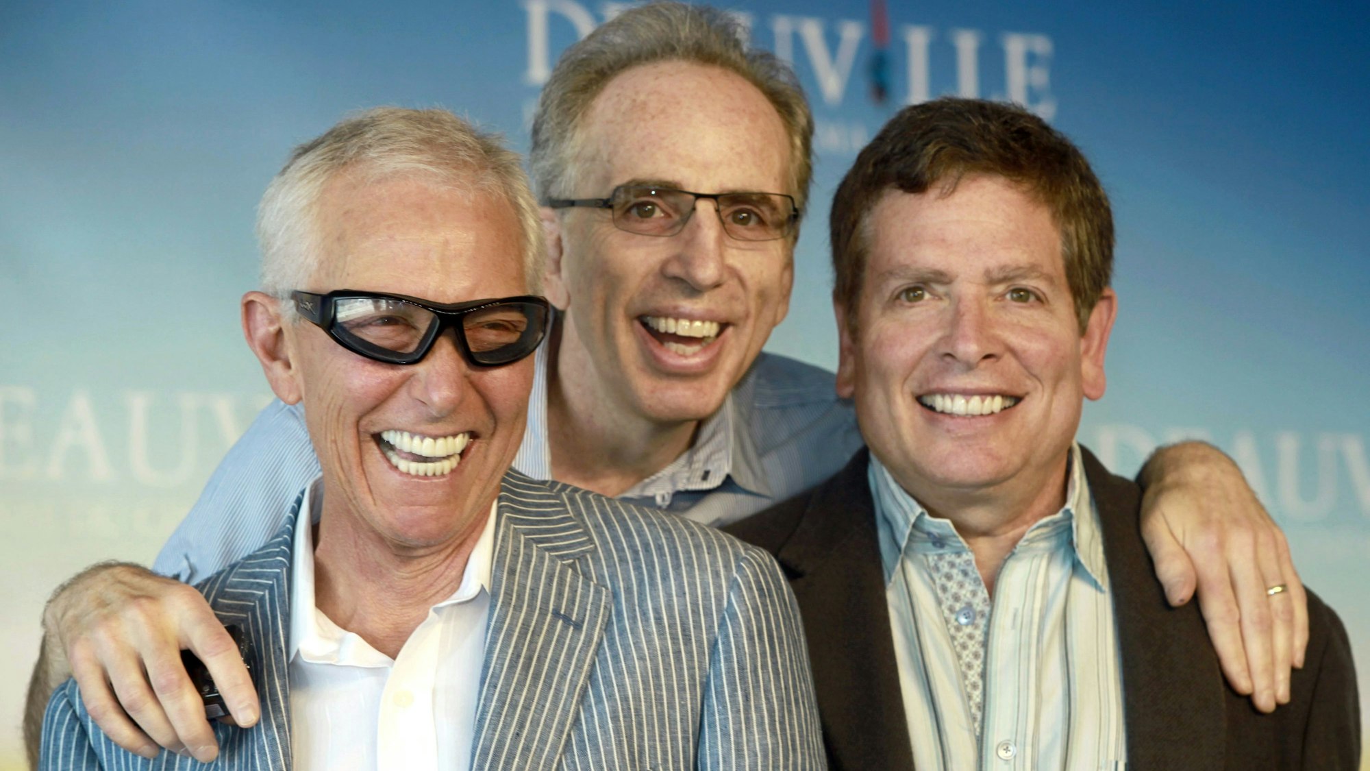 Jim Abrahams (l-r), Jerry Zucker und David Zucker, auch als ZAZ bekannt, lachen am 08.09.2009 in Deauville (Frankreich) beim 35. Amerikanischen Filmfestival.