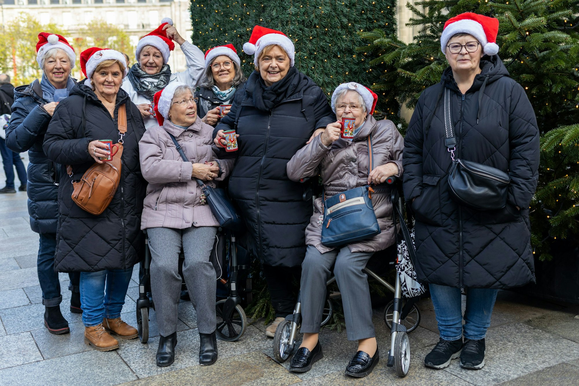 Gruppenbild der Frauen auf dem Weihnachtsmarkt