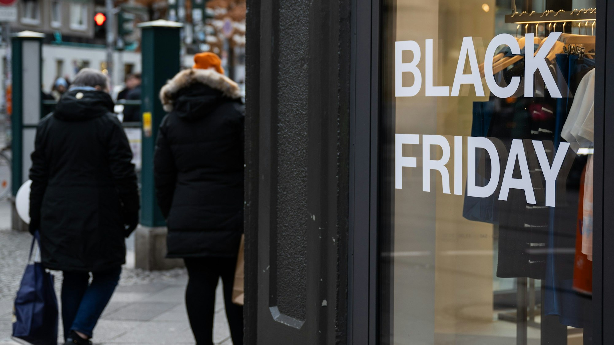 „Black Friday“ steht auf einem Schaufenster. Der Black Friday ist ein Tag für Schnäppchenjäger, an dem viele Geschäfte Sonderangebote und Rabatte anbieten.