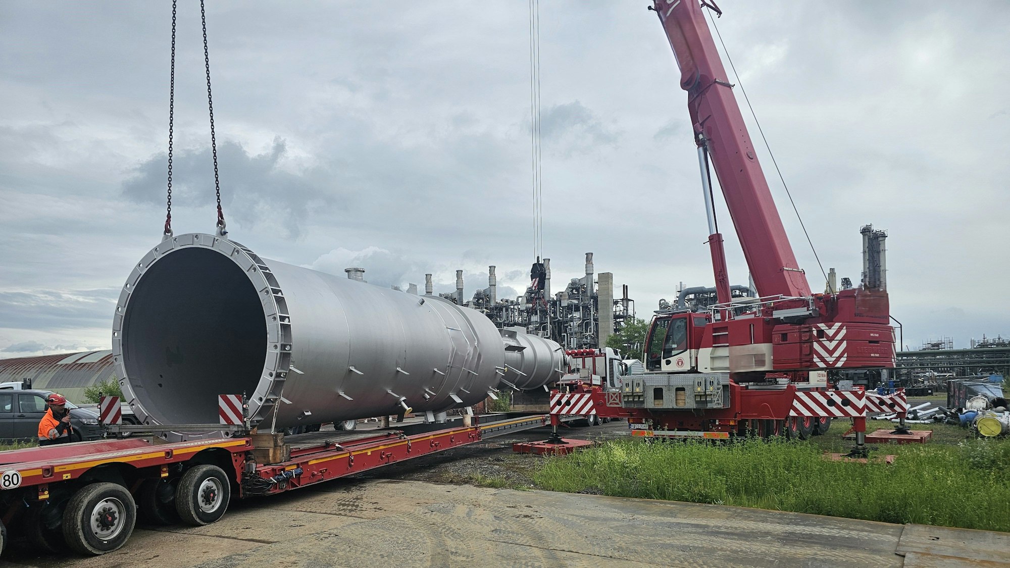 Zu sehen ist ein Kran mit einem großen Anlageteil.