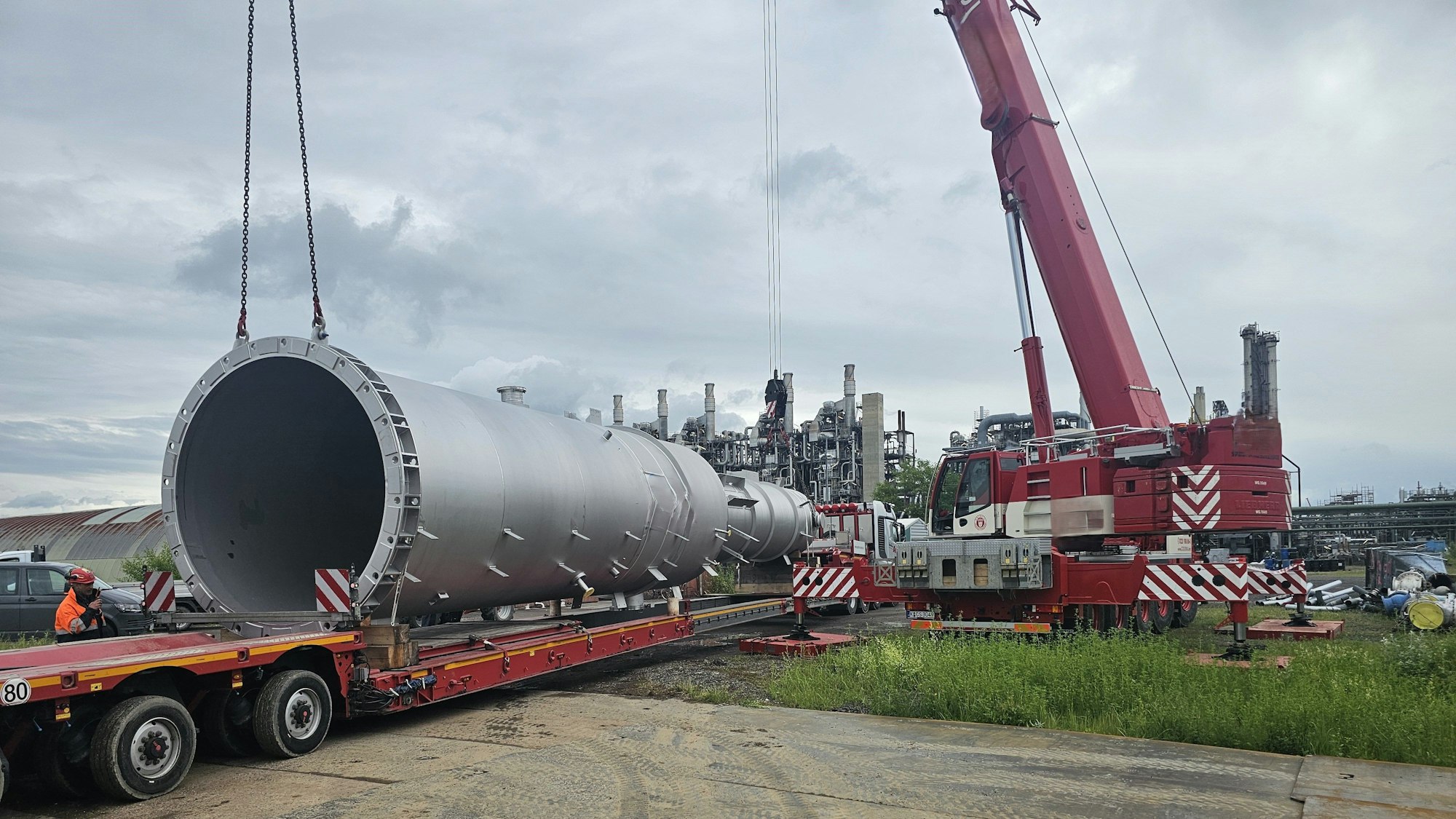 Zu sehen ist ein Kran mit einem großen Anlageteil.