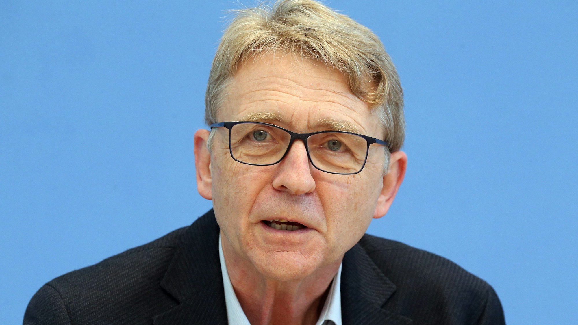 Helmut Frister nimmt vor der Bundespressekonferenz an einer Stellungnahme des Deutschen Ethikrats zu Suizid - Verantwortung, Prävention und Freiverantwortlichkeit teil und beantwortet Fragen von Journalisten.
